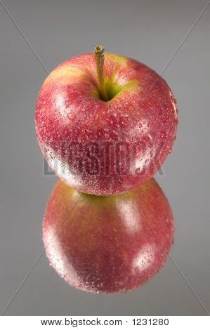 Červené jablko odráží