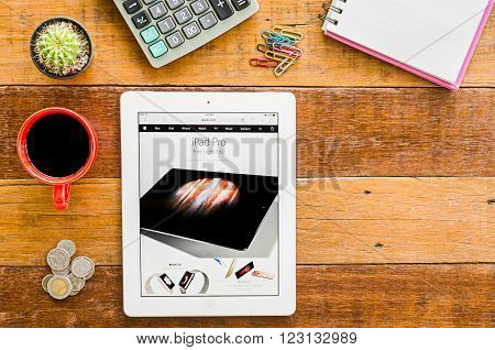 CHIANGMAI, THAILAND -JANUARY 10, 2016: IPad 4 open apple website. Apple website show on ipad pro iphone 6s and apple watch is new device.