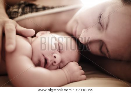 Neugeborenes Baby schlafen