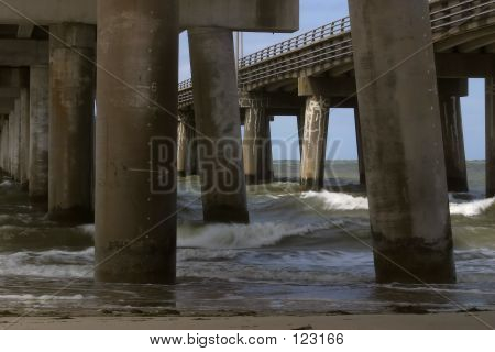 Pilares debaixo da ponte