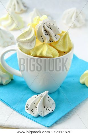 cookies de beze merengue colorido em um copo