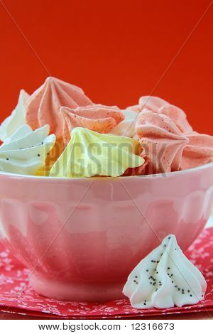 cookies de beze merengue colorido em um copo