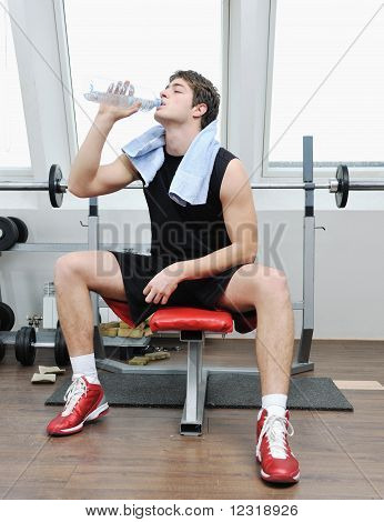 Muž pít vodu při Fitness cvičení