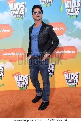 LOS ANGELES - MAR 12:  John Stamos arrives to the Nickeloden's Kid's Choice Awards 2016  on March 12, 2016 in Hollywood, CA.                