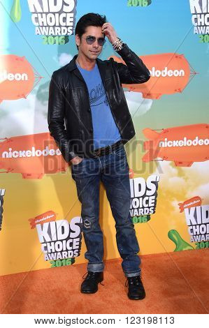 LOS ANGELES - MAR 12:  John Stamos arrives to the Nickeloden's Kid's Choice Awards 2016  on March 12, 2016 in Hollywood, CA.                