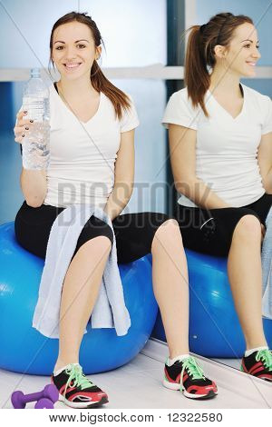 Žena pít vodu při Fitness cvičení