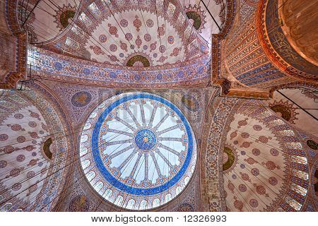 Krásné zdobené báně Sultanahmet, Istanbul, Turecko.
