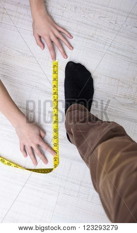 girl measures the size of your male legs