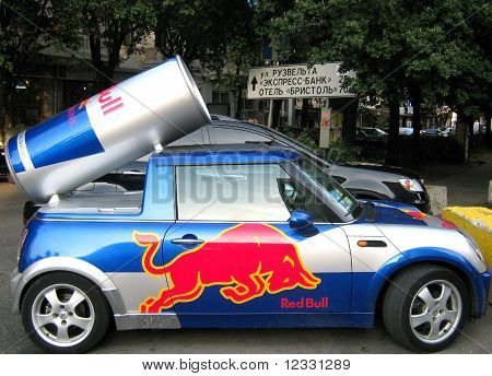 De auto met een embleem red bulls