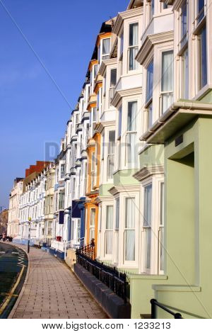 Renkli deniz açık evler, Aberystwyth, Galler.