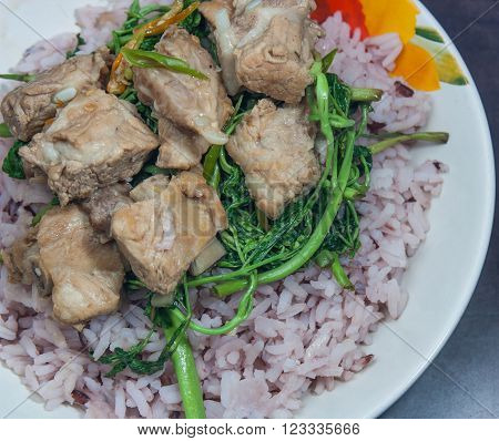 Rapporteur fried rice and pork ribs, Thai food.