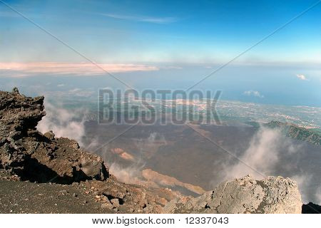 Uitzicht vanaf Mount Etna met zee en steden onder, Sicilië, Italië