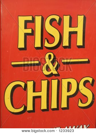 Fisch & Chips unterzeichnen neben Meer 