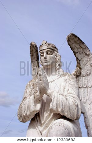 skulptur af hvide engel bede
