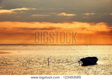 Bellissimo paesaggio marino con una barca ancorata fotografato all'alba in Camargue
