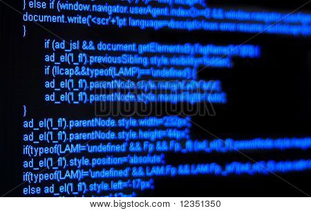 code html bleu sur écran noir