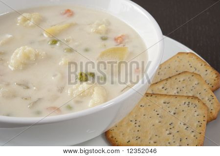 Creamy Cauliflower Soup With Crackers