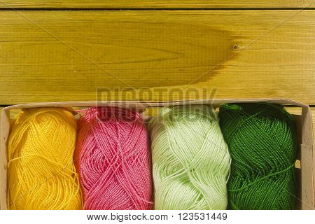 Set for knitting yarn in a basket