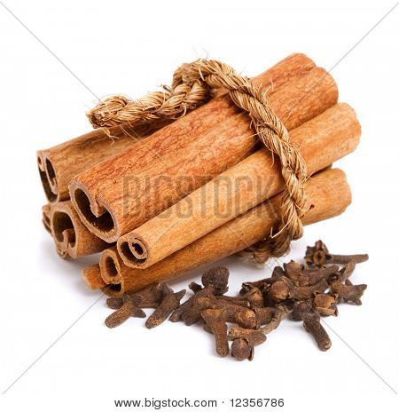 Pilha de canela e cravo em fundo branco