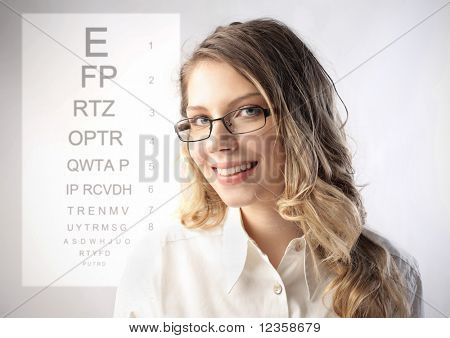 Oftalmólogo sonriente con mesa oftálmica en el fondo