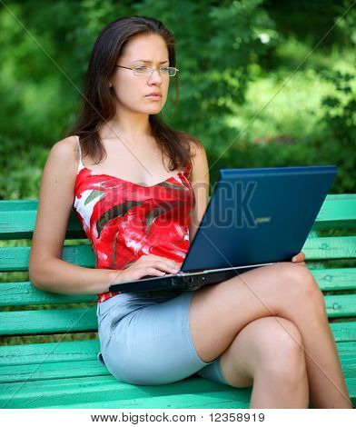 เด็กหญิง & โน๊ตบุ๊ค