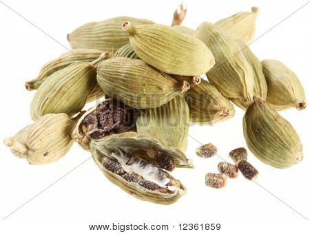 Semillas de cardamomo sobre un fondo blanco