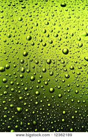 Textúra vízcseppek a palack sör.