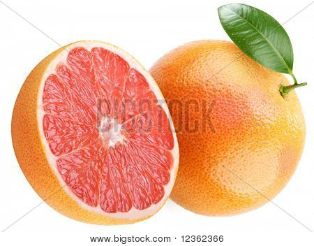 Pamplemousses mûrs avec des feuilles et la moitié des fruits. Isolé sur un blanc.