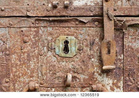 Parte anteriore del petto vecchio arrugginito con keyhole e bullone
