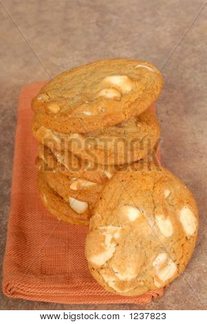 Pila di cioccolato bianco con noce di Macadamia biscotti