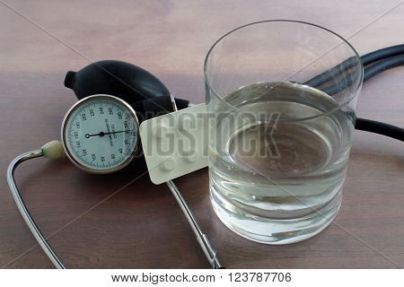 Regular pressure measurement and correction using medicines