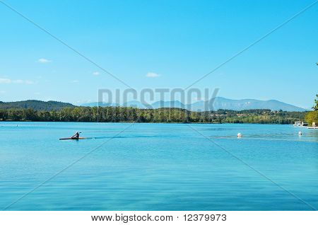 Pohled na jezero z Banyoles, v Katalánsku, Španělsko