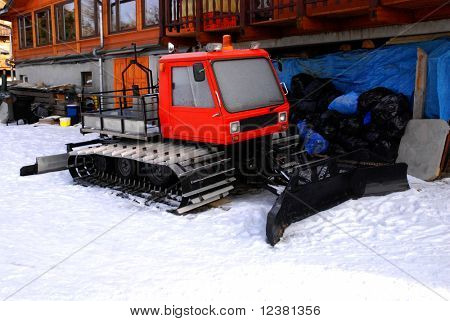 Snowcat na śniegu w zimie dzień