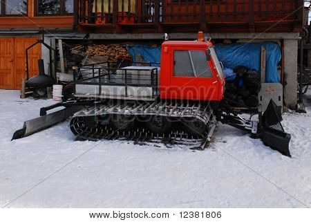 Snowcat na śniegu w zimie dzień