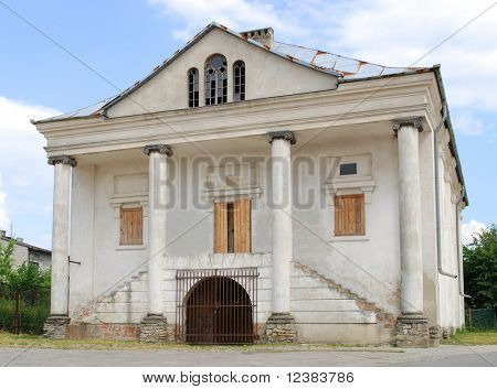 Den historiske synagoge blev bygget i 1851 i Klimontow. Polen