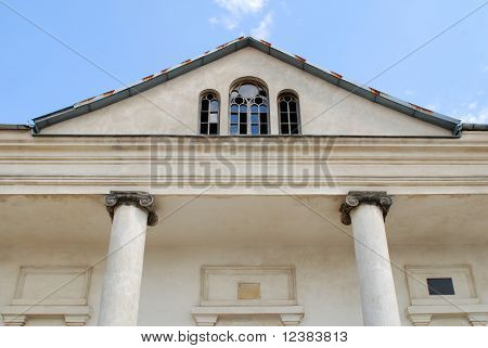 Den historiske synagoge blev bygget i 1851 i Klimontow. Polen
