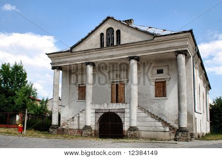 Den historiske synagoge blev bygget i 1851 i Klimontow. Polen