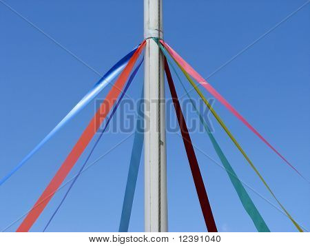 Widok przedstawiający wstążki Maypole przeciw błękitne niebo bezchmurne