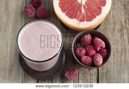 Smoothies with frozen raspberries and grapefruit with yogurt.