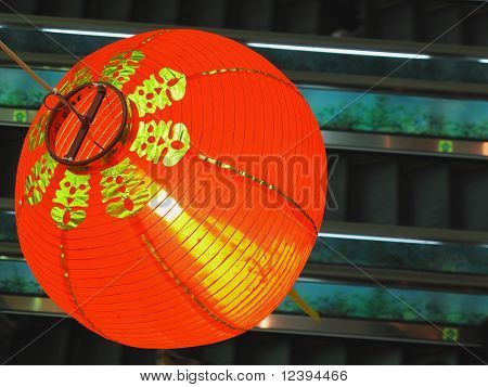 Chinesische rote Laterne oben Rolltreppe