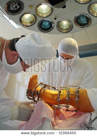 chirurgiens lors de l'opération orthopédique