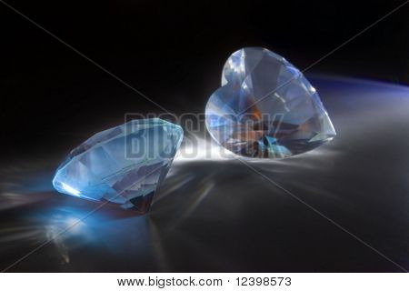 große Diamanten auf dunklem Hintergrund