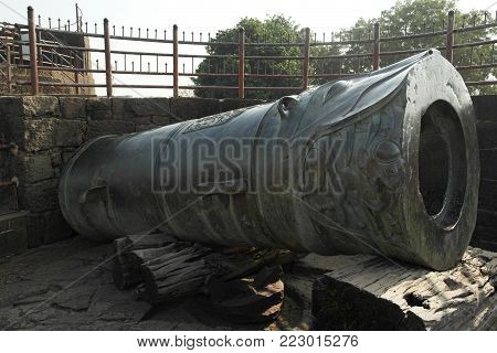 The largest medieval gun of the world the Malik-e-Maidan is in the city of Bidzhapur in India