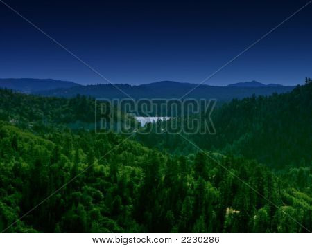 평화로운 푸른 밤 이상 산과 호수