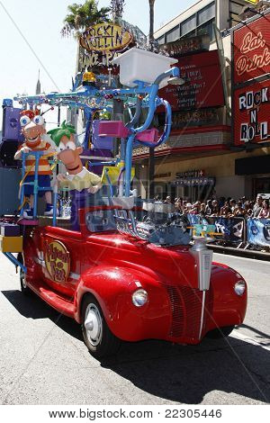 ロサンゼルス ロサンゼルス、カリフォルニア - 8 月 03 日: バス フィニアスとファーブ ディズニー チャンネルの初演で ' フィニアス