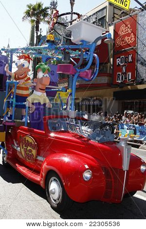 ロサンゼルス ロサンゼルス、カリフォルニア - 8 月 03 日: バス フィニアスとファーブ ディズニー チャンネルの初演で ' フィニアス