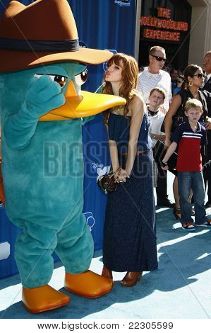 ロサンゼルス ロサンゼルス、カリフォルニア - 8 月 03 日: ベラ ソーン ディズニー チャンネルの初演で ' フィニアスとファーブ： Acr