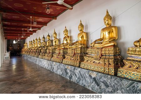 Buddha images in the cloister Wat Pho