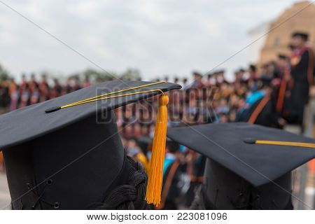 Graduates wear graduation gowns,Ceremonies of university graduates.