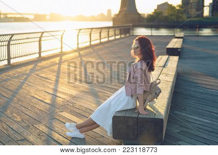 Young girl on the beanch